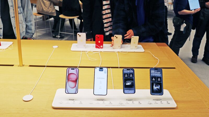 Apple Eyes OpenAI Collab for iPhone AI Boost 🤖🍎 Apple_Eyes_OpenAI_Collab_for_iPhone_AI_Boost___