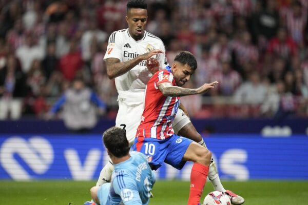 Atletico Madrid Snatches Late Equalizer Amid Interrupted Derby with Real Madrid ⚽🚨 Atletico_Madrid_Snatches_Late_Equalizer_Amid_Interrupted_Derby_with_Real_Madrid___