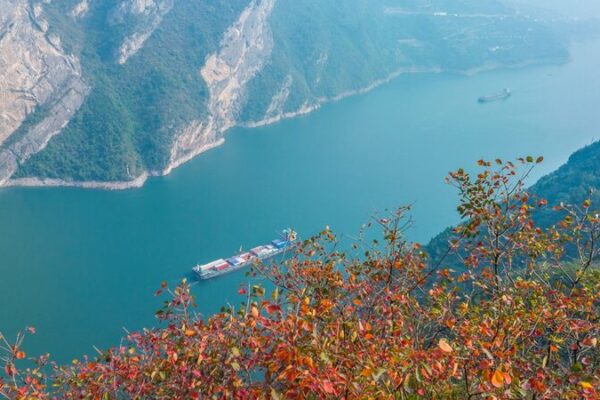 Autumn’s Fiery Canvas Meets Ancient Legend in China’s Bingshu Gorge 🌄🗡️ Autumn_s_Fiery_Canvas_Meets_Ancient_Legend_in_China_s_Bingshu_Gorge____