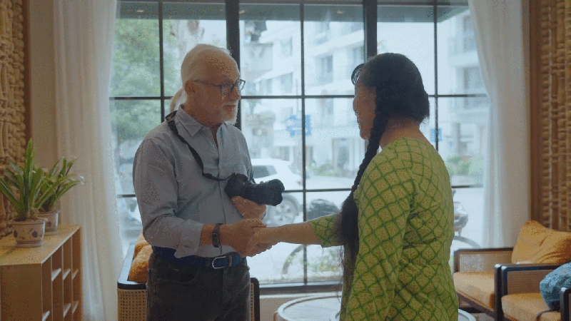 Back_to_Yangshuo__Photographer_Reunites_with_Cafe_Owner_After_27_Years____poster - 🌍NewspaperAmigo – Your Global News Buddy 🗞️ Back_to_Yangshuo__Photographer_Reunites_with_Cafe_Owner_After_27_Years___ video poster