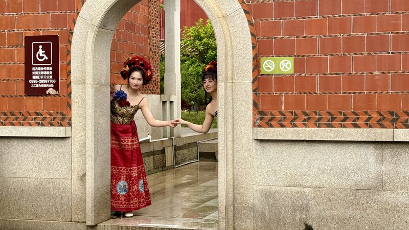 Blooming_History__Quanzhou_s_Vibrant_Hairpin_Flowers___ - 🌍NewspaperAmigo – Your Global News Buddy 🗞️ Blooming_History__Quanzhou_s_Vibrant_Hairpin_Flowers___