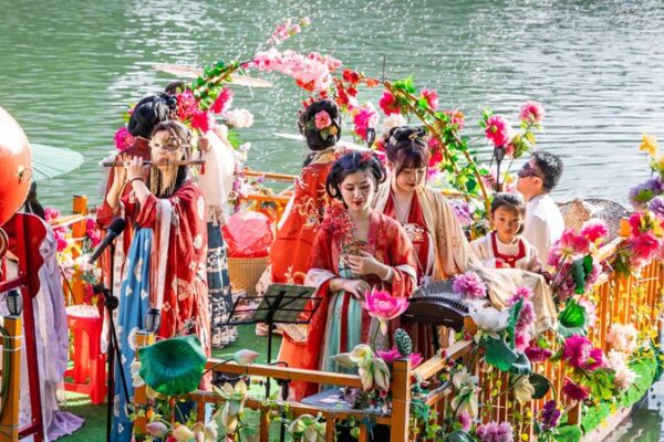 🌺 Blossoming ‘Goddesses of Flowers’ Light Up Fuzhou’s Spring Festival! __Blossoming__Goddesses_of_Flowers__Light_Up_Fuzhou_s_Spring_Festival_