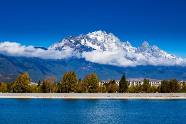 Breathtaking Views Await at Yulong Snow Mountain in Yunnan 🌄❄️ Breathtaking_Views_Await_at_Yulong_Snow_Mountain_in_Yunnan____