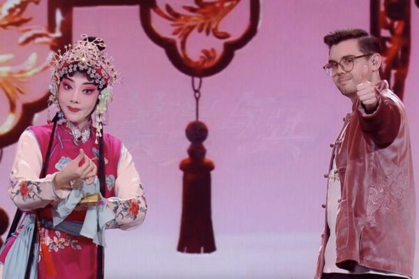 British Rapper Fuses Chinese Opera with Hip-Hop in Global Collab 🎤🎭 British_Rapper_Fuses_Chinese_Opera_with_Hip_Hop_in_Global_Collab___ video poster