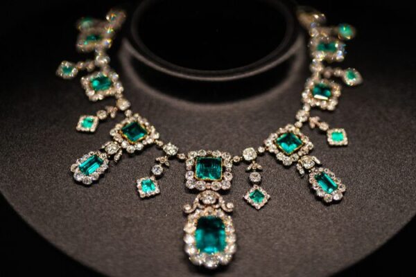 CIIE 2024 Sparkles with Luxury & Innovation ✨🛍️ CIIE_2024_Sparkles_with_Luxury___Innovation____