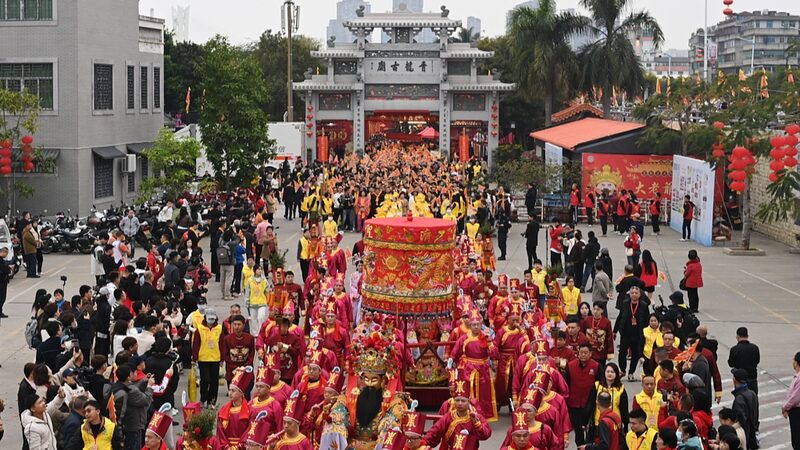 Chaozhou_Qinglong_Temple_Fair_Lights_Up_Guangdong_with_Vibrant_Traditions__