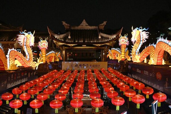 Chengdu Lights Up with Giant Dragon Lanterns for Spring Festival 🏮🐉 Chengdu_Lights_Up_with_Giant_Dragon_Lanterns_for_Spring_Festival___