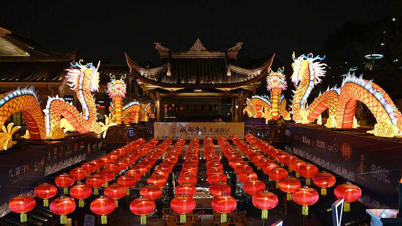 Chengdu_Lights_Up_with_Giant_Dragon_Lanterns_for_Spring_Festival___ - 🌍NewspaperAmigo – Your Global News Buddy 🗞️ Chengdu_Lights_Up_with_Giant_Dragon_Lanterns_for_Spring_Festival___