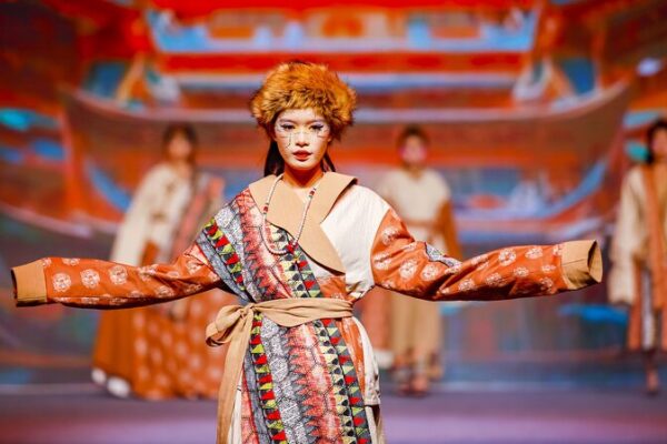 🔥 China Chic: Young Designers Redefine Tradition with Modern Flair 🇨🇳✂️ __China_Chic__Young_Designers_Redefine_Tradition_with_Modern_Flair_____