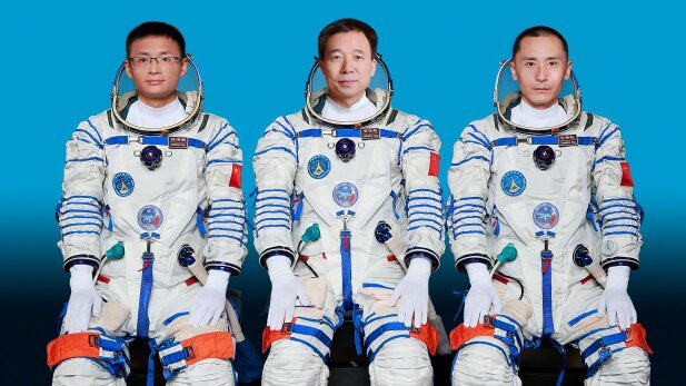 China_Honors_Shenzhou_16_Astronauts_with_Prestigious_Medals___
