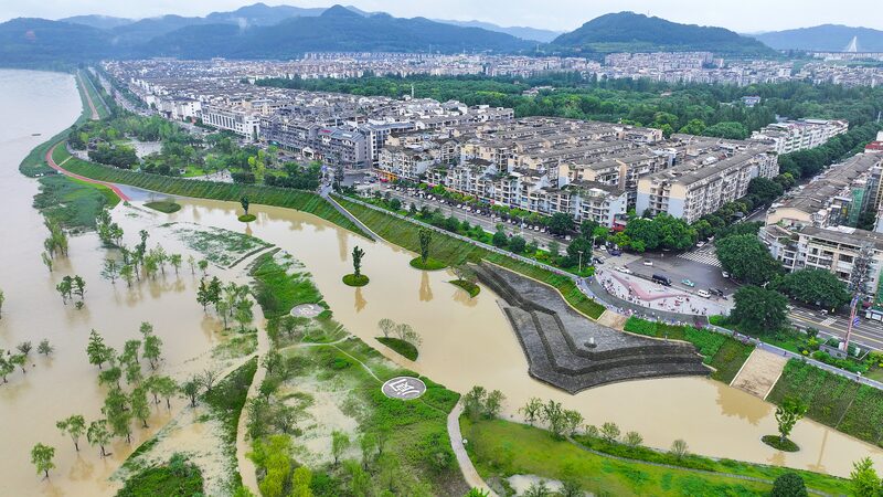 China_Pumps_350M_Yuan_into_Flood_Relief_for_3_Provinces___