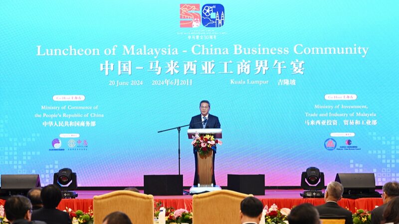 China___Malaysia_Boost_Ties_at_Biz_Summit___ - 🌍NewspaperAmigo – Your Global News Buddy 🗞️ China___Malaysia_Boost_Ties_at_Biz_Summit___