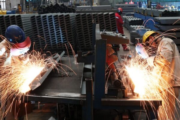 China’s July PMI: Manufacturing Slips Below 50 but Economy Continues to Grow 📉🌟 China_s_July_PMI__Manufacturing_Slips_Below_50_but_Economy_Continues_to_Grow___