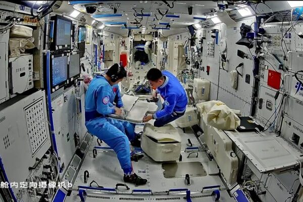 China’s Shenzhou-18 Crew Prepares for Historic Spacewalk ๐ China_s_Shenzhou_18_Crew_Prepares_for_Historic_Spacewalk__ video poster