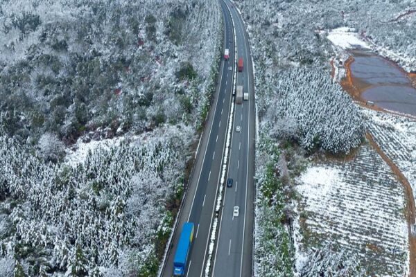 ___China_s_Snow_Chaos__Travel_Snarls_Amid_Spring_Festival_Rush video poster