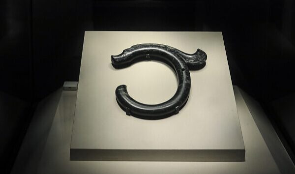 China’s ‘First Loong’ Revealed: Ancient Jade Dragon Steals the Spotlight 🐉✨ China_s__First_Loong__Revealed__Ancient_Jade_Dragon_Steals_the_Spotlight___