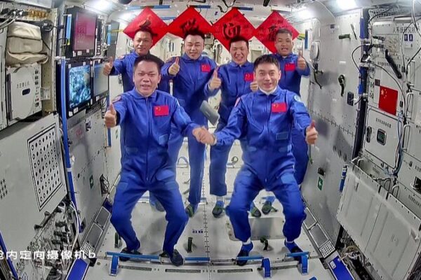 Chinese Astronauts Shake Hands in Space 🚀👨🚀 Chinese_Astronauts_Shake_Hands_in_Space____