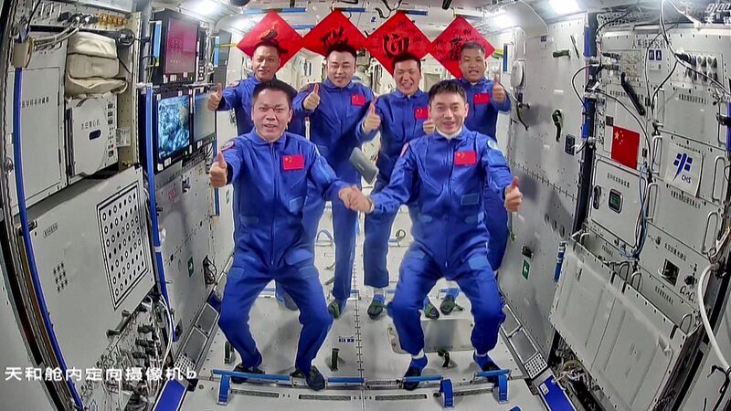 Chinese_Astronauts_Shake_Hands_in_Space____