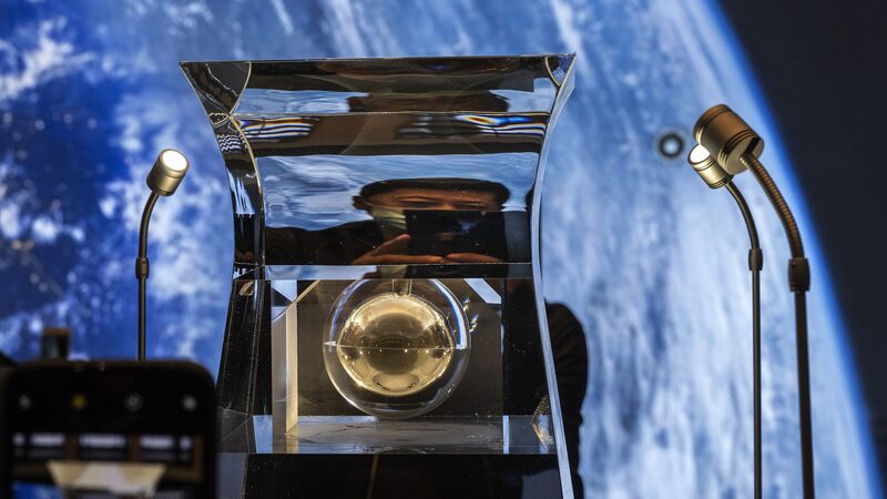 Chinese_Scientists_Find_Graphene_on_the_Moon___ - 🌍NewspaperAmigo – Your Global News Buddy 🗞️ __Chinese_Scientists_Find_Graphene_on_the_Moon___