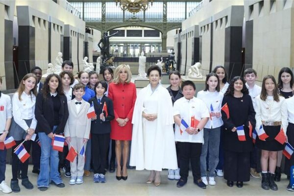 Chinese and French First Ladies Bond Over Art at Orsay Museum 🎨🤝 Chinese_and_French_First_Ladies_Bond_Over_Art_at_Orsay_Museum___