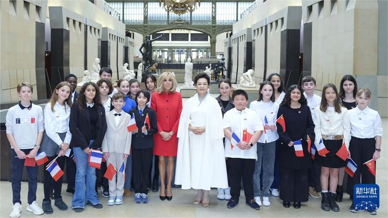 Chinese_and_French_First_Ladies_Bond_Over_Art_at_Orsay_Museum___ - 🌍NewspaperAmigo – Your Global News Buddy 🗞️ Chinese_and_French_First_Ladies_Bond_Over_Art_at_Orsay_Museum___