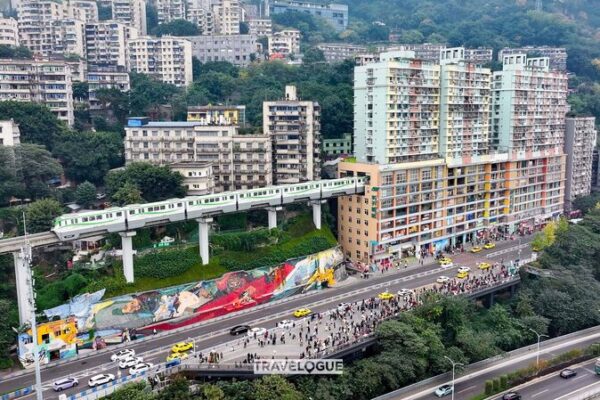 Chongqing’s ‘Disappearing’ Train Wows Social Media 🚆🏙️ Chongqing_s__Disappearing__Train_Wows_Social_Media____