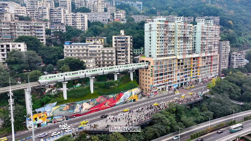 Chongqing_s__Disappearing__Train_Wows_Social_Media____