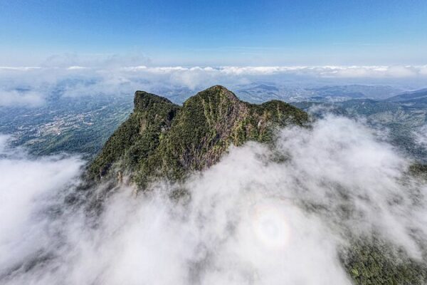 _Discover_Hainan_s_Majestic_Wuzhi_Mountain__Nature_s_Five_Finger_Wonder_ video poster