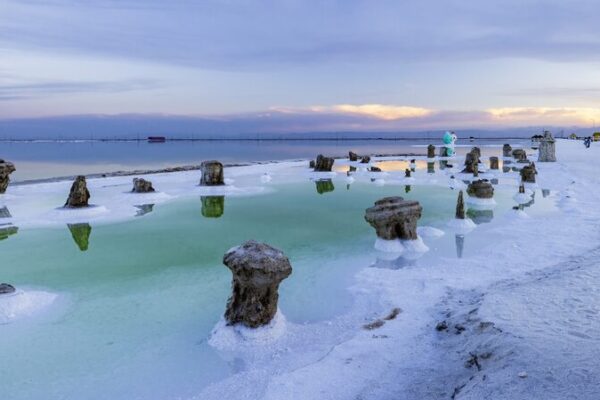Discover Qarhan Salt Lake: China’s Vibrant Natural Wonder 🌈 Discover_Qarhan_Salt_Lake__China_s_Vibrant_Natural_Wonder__