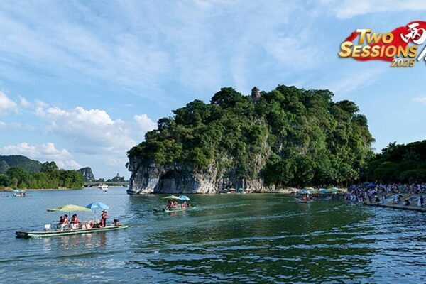 Discover_the_Breathtaking_Xiangshan_Scenic_Area_in_Guilin__