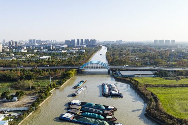 Discover the Jinghang Grand Canal in Zhejiang Province 🌊🏞️ Discover_the_Jinghang_Grand_Canal_in_Zhejiang_Province____