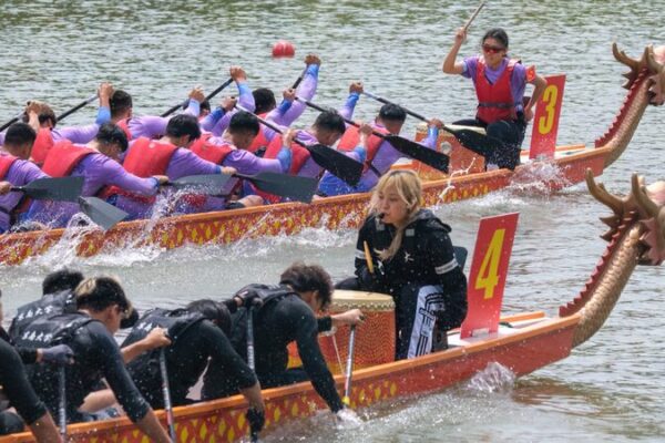 Dragon_Boat_Frenzy_Hits_Nanjing_s_Qinhuai_River_____