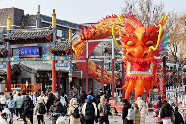 Dragon Lantern Lights Up Beijing’s Historic Shichahai 🏮🐉 Dragon_Lantern_Lights_Up_Beijing_s_Historic_Shichahai___