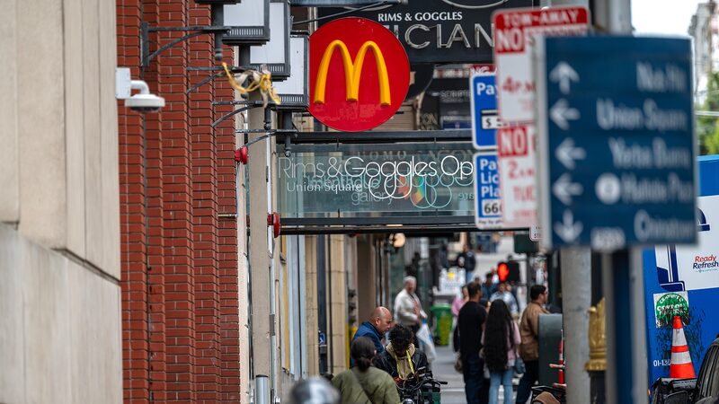 E__coli_Crisis_Forces_Major_US_Fast_Food_Chains_to_Remove_Onions___