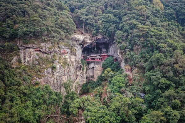 Fangguang Temple: A Millennium-Old Cliffside Marvel in Fujian 🏯🌄 Fangguang_Temple__A_Millennium_Old_Cliffside_Marvel_in_Fujian___