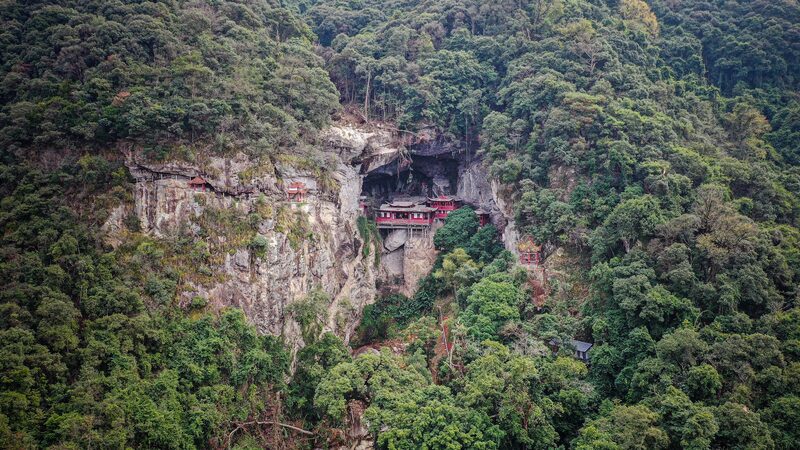 Fangguang_Temple__A_Millennium_Old_Cliffside_Marvel_in_Fujian___ - 🌍NewspaperAmigo – Your Global News Buddy 🗞️ Fangguang_Temple__A_Millennium_Old_Cliffside_Marvel_in_Fujian___