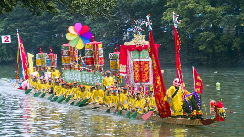 Foshan_s_Dragon_Boat_Parades_Light_Up_Duanwu_Festival___