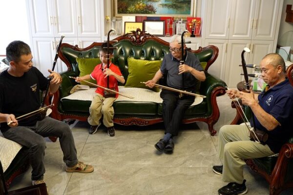 Four Generations Strum Erhu Harmony in Wuxi 🎻✨ Four_Generations_Strum_Erhu_Harmony_in_Wuxi___
