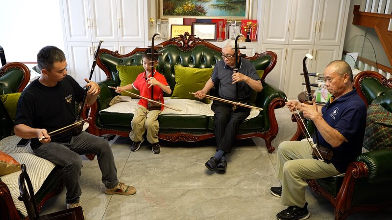 Four_Generations_Strum_Erhu_Harmony_in_Wuxi___ - 🌍NewspaperAmigo – Your Global News Buddy 🗞️ Four_Generations_Strum_Erhu_Harmony_in_Wuxi___