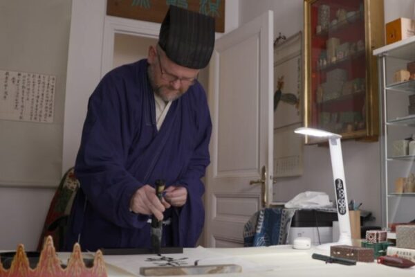 French Artist Masters Ancient Chinese Seal-Cutting Art 🎨🇨🇳 French_Artist_Masters_Ancient_Chinese_Seal_Cutting_Art____ video poster
