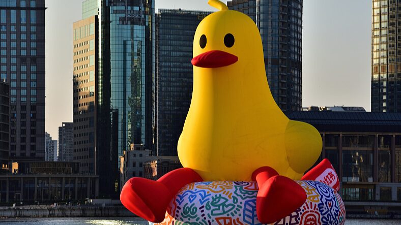 Giant_Rubber_Duck_Waddles_into_Shanghai_s_Cultural_Spotlight___
