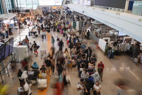 Global_IT_Outage_Sparks_Airport_Chaos_Worldwide_____ video poster