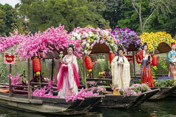 __Guangzhou_s_Floating_Flower_Market_Blooms_Ahead_of_Spring_Festival_