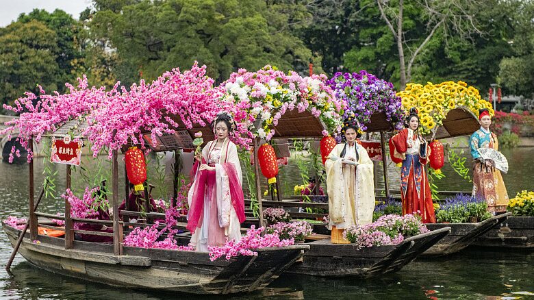 Guangzhou_s_Floating_Flower_Market_Blooms_Ahead_of_Spring_Festival_ - 🌍NewspaperAmigo – Your Global News Buddy 🗞️ __Guangzhou_s_Floating_Flower_Market_Blooms_Ahead_of_Spring_Festival_