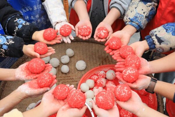 Guizhou Villagers Embrace Tradition with Sticky Rice Cakes for Chinese New Year Guizhou_Villagers_Embrace_Tradition_with_Sticky_Rice_Cakes_for_Chinese_New_Year