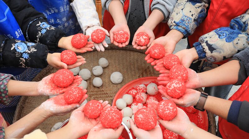 Guizhou_Villagers_Embrace_Tradition_with_Sticky_Rice_Cakes_for_Chinese_New_Year