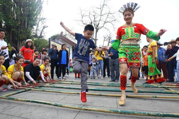 Hainan’s Li People Celebrate Spring Festival with Vibrant Bamboo Dance 🌾🎋 Hainan_s_Li_People_Celebrate_Spring_Festival_with_Vibrant_Bamboo_Dance___