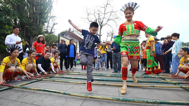 Hainan_s_Li_People_Celebrate_Spring_Festival_with_Vibrant_Bamboo_Dance___