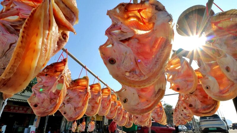 Hainan_s_Lucky_Redfish__A_Flavorful_Spring_Festival_Tradition___ - 🌍NewspaperAmigo – Your Global News Buddy 🗞️ Hainan_s_Lucky_Redfish__A_Flavorful_Spring_Festival_Tradition___