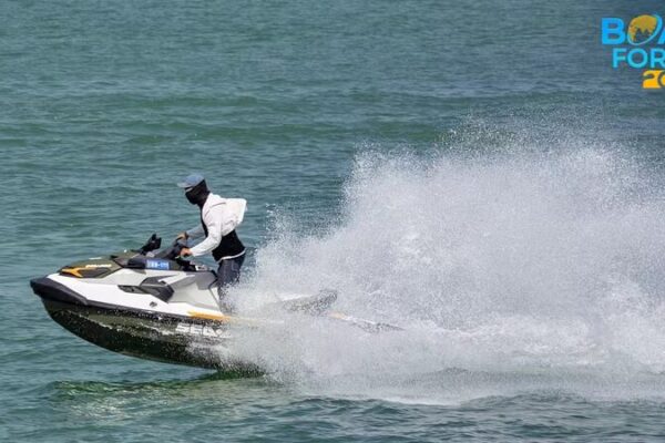 🌊 Hainan’s Water Sports Wave Fuels Economic Surge! __Hainan_s_Water_Sports_Wave_Fuels_Economic_Surge_